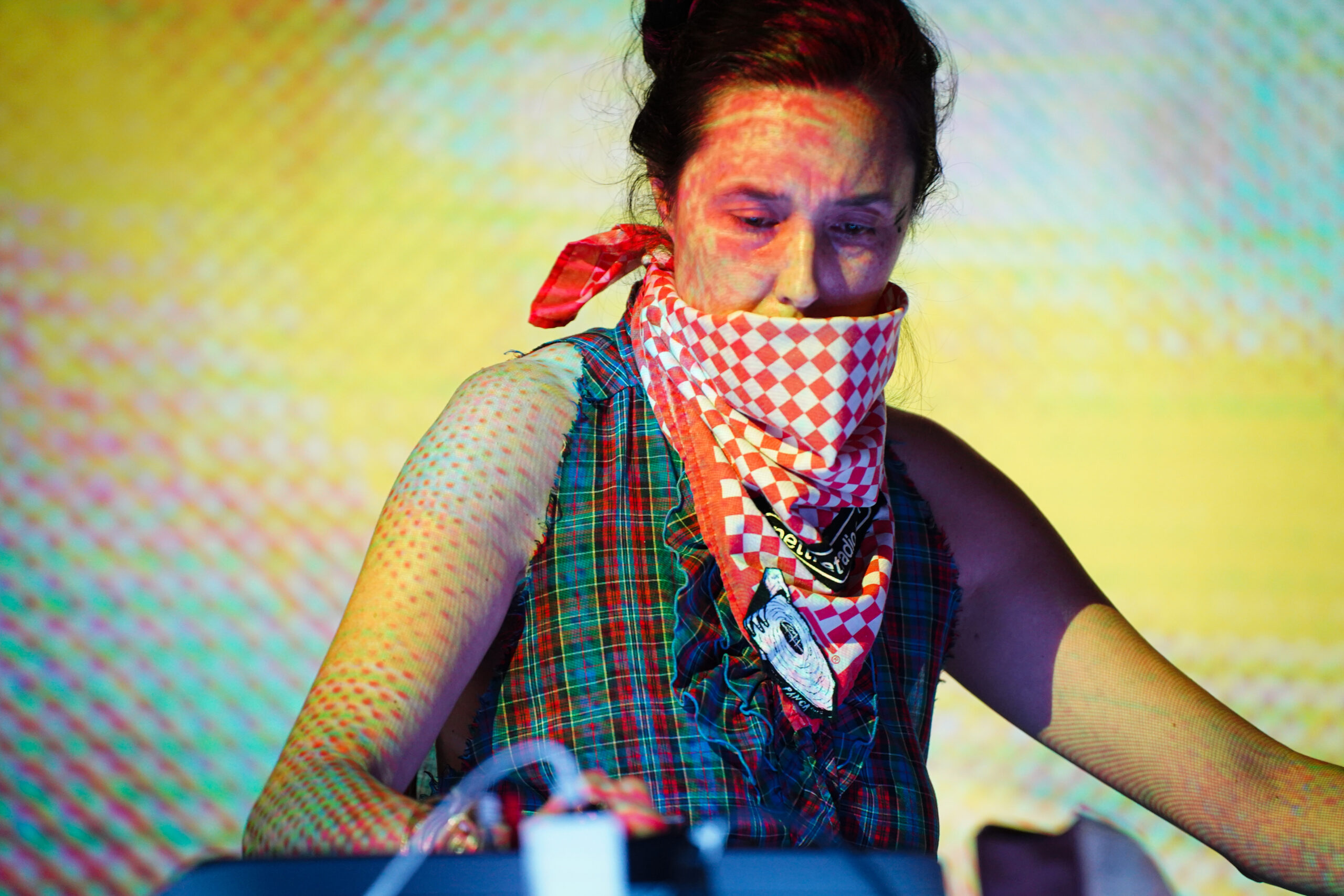 Room documentation of Radio Axiom session with projected visuals by !ZeuqsaV!